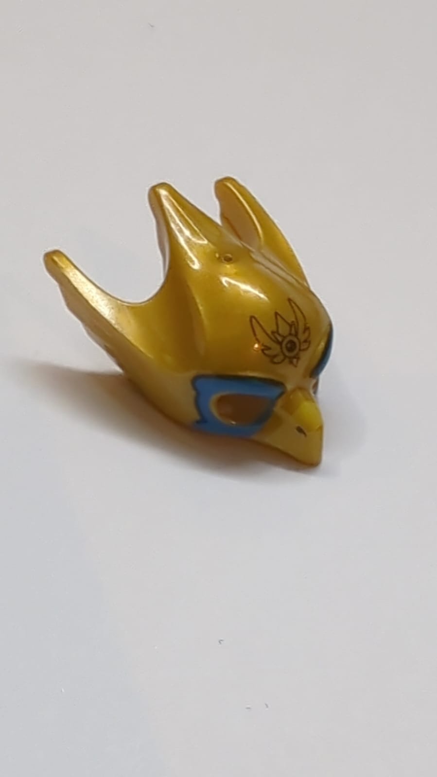 Minifigur, Kopfteil Maske Vogel / Adler mit gelbem Schnabel und blauem Augenring-Muster pearlgold