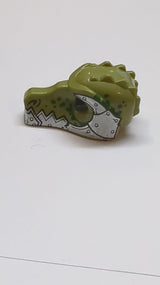 Minifigur, Kopfbedeckung: Krokodilmaske mit metallisch-silbernem Unterkiefer und Panzerung mit Nieten und dunkelgrünem Fleckenmuster olivgrün