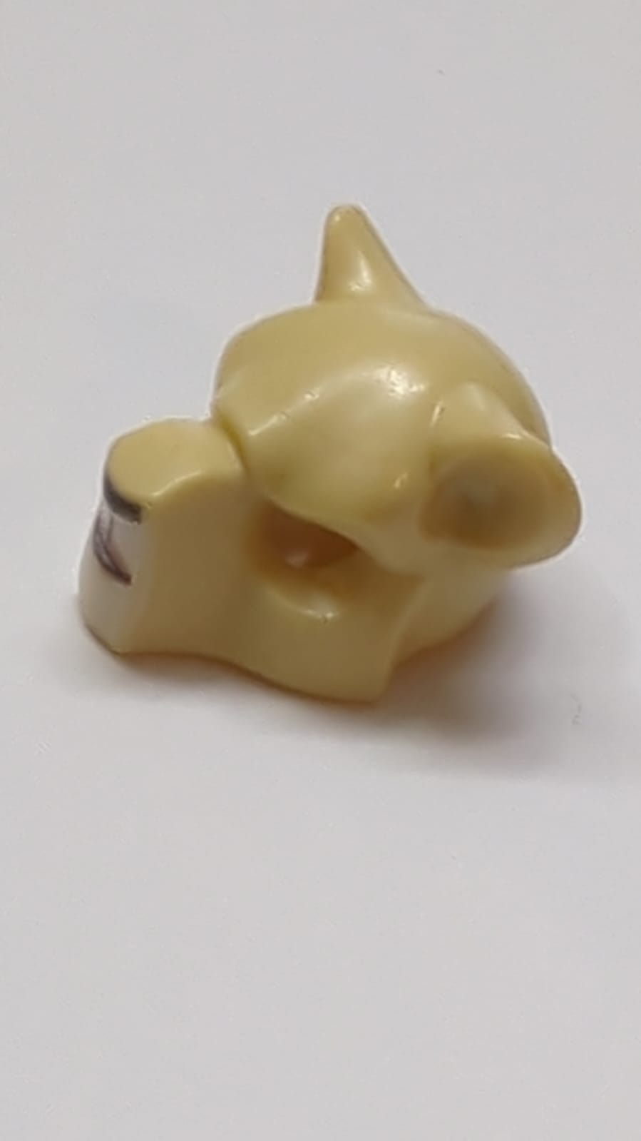 Minifigur, Kopfbedeckung: Katzenmaske mit schwarzer Nase, Schönheitsfleck und schiefem Lächeln beige