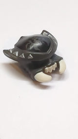Minifigur, Kopfbedeckung Maske Skorpion mit geformten weißen Reißzähnen und Scheren sowie bedruckten silbernen Stacheln und schwarzem Skorpion-Hintergrundmuster titan