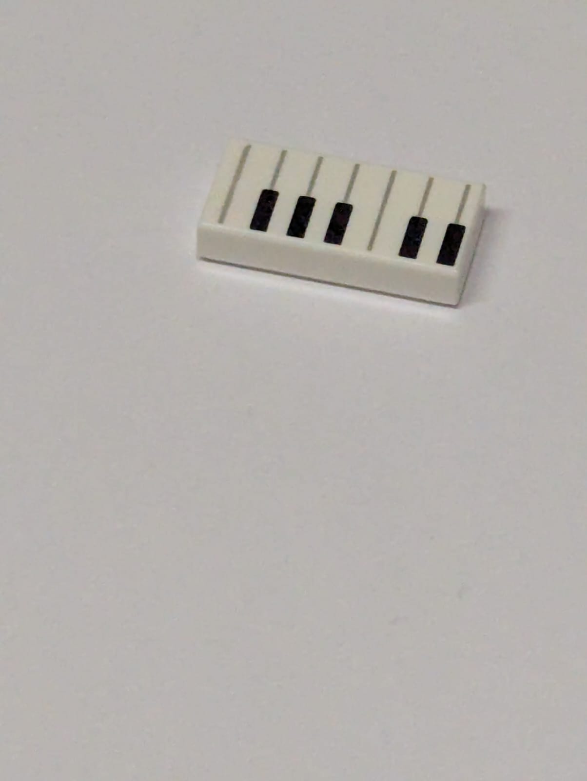 NEU Tile 1 x 2 with Groove with Black and White Piano Keys Pattern weiss white