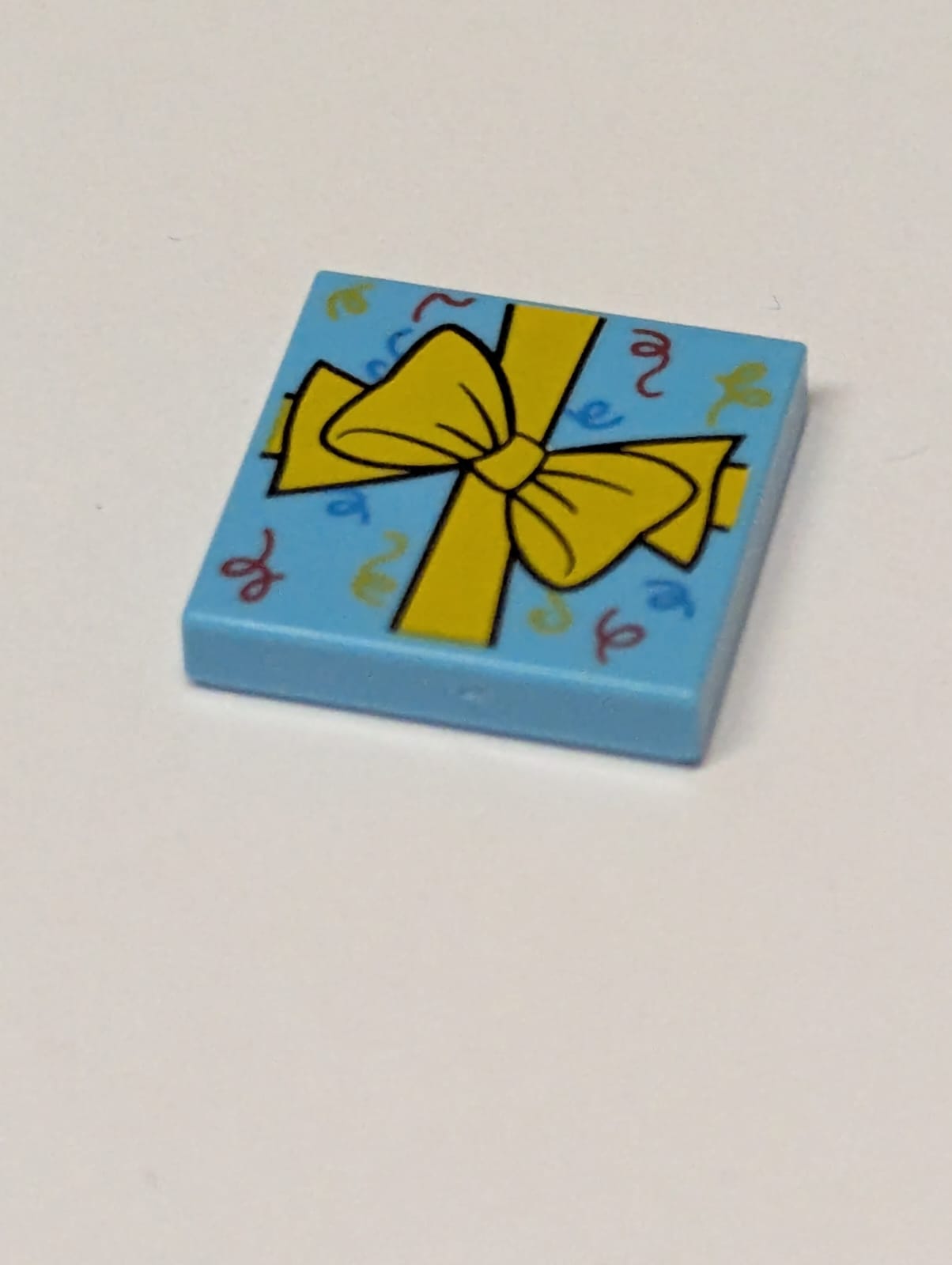NEU Fliese 2 x 2 mit Geschenk / Präsent mit Schleife und rotem, leuchtend orangefarbenem und dunkelblauem Schriftrollenmuster (BAM)