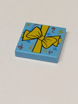 NEU Fliese 2 x 2 mit Geschenk / Präsent mit Schleife und rotem, leuchtend orangefarbenem und dunkelblauem Schriftrollenmuster (BAM)