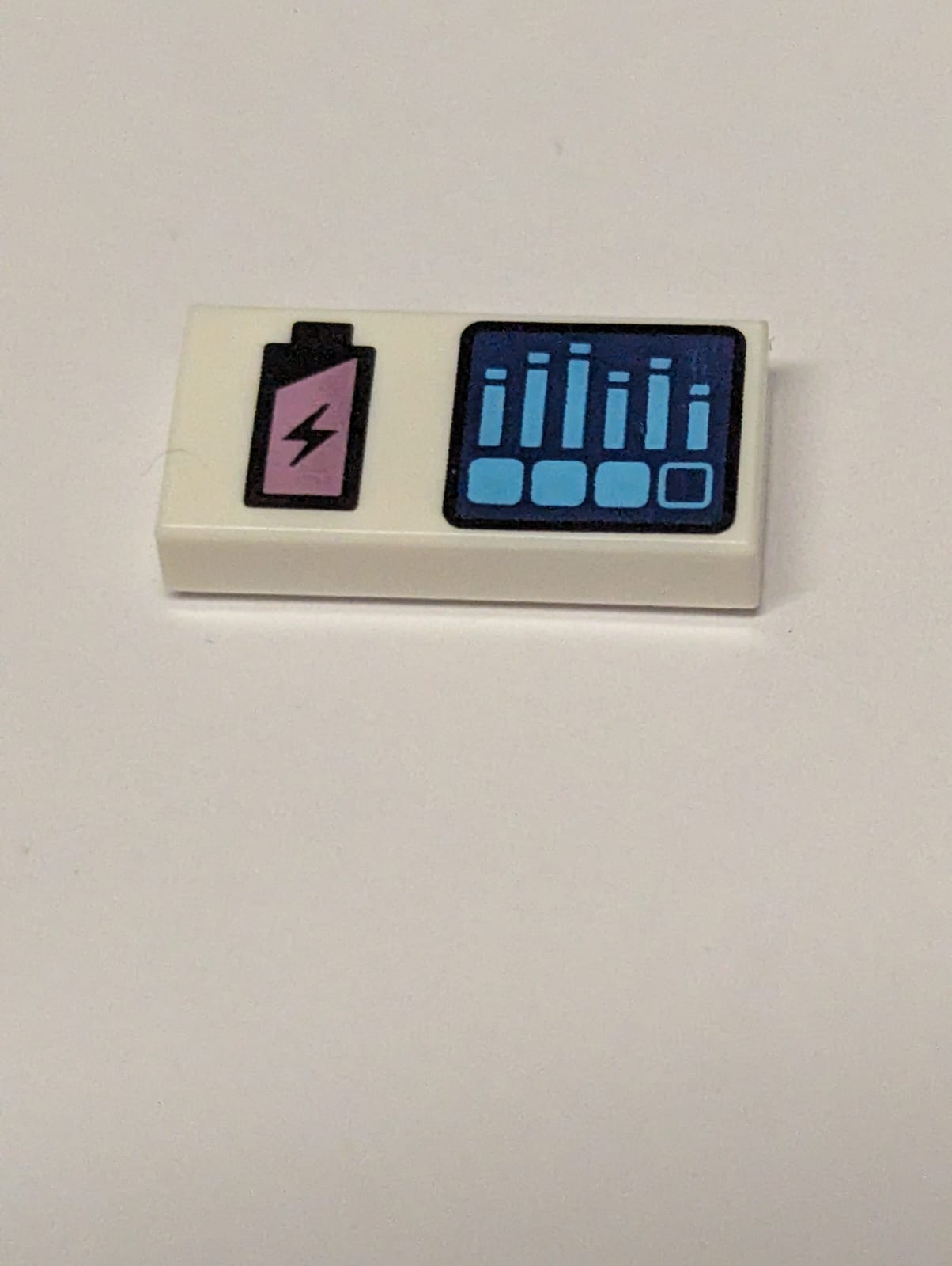 NEU Tile 1 x 2 with Black and Metallic Pink Battery Charge and Dark Blue Screen with Dark Azure Bar Graph Pattern weiß white