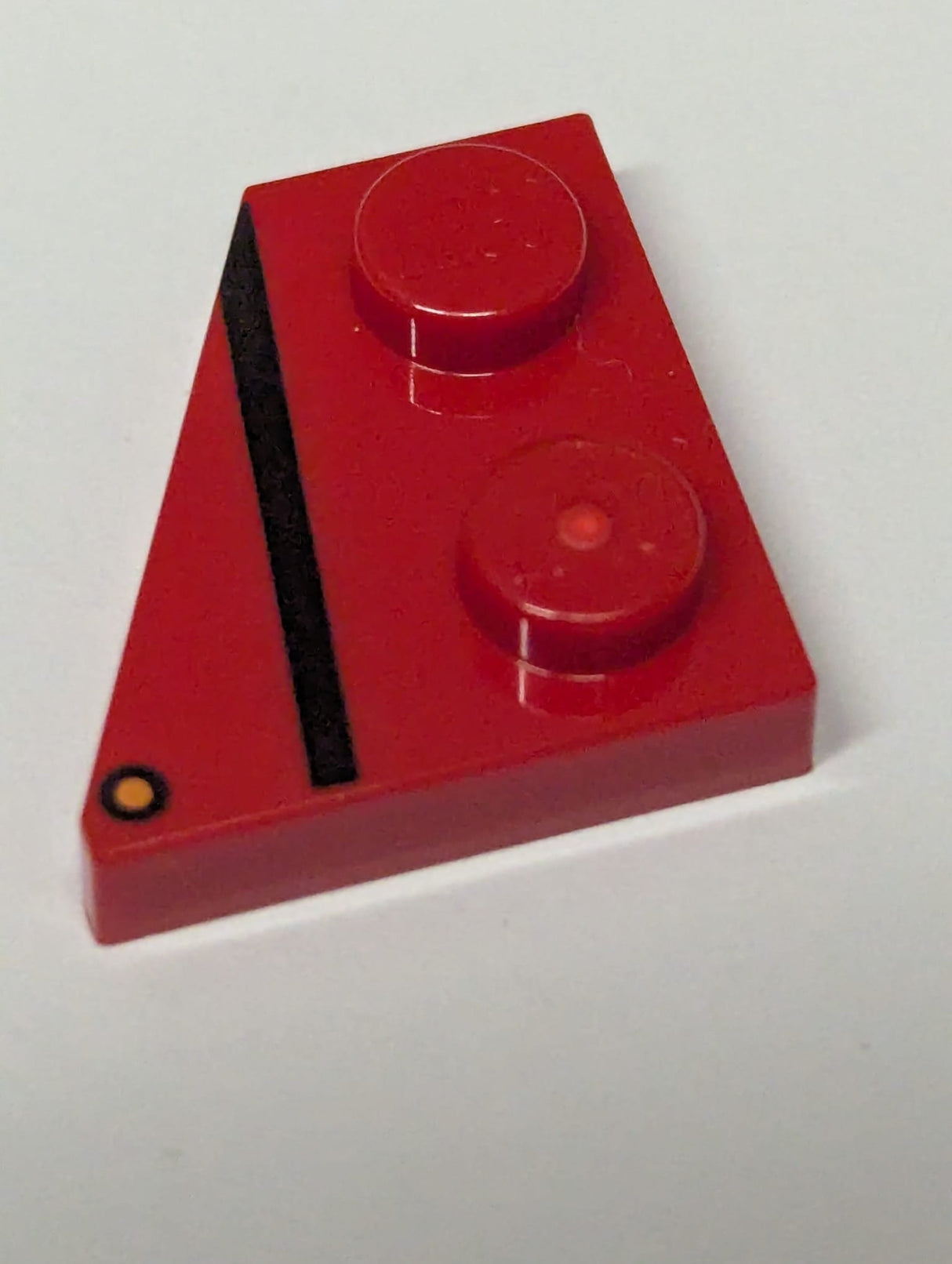 NEU Keil, Platte 2 x 2 links mit schwarzem Streifen und orangem Punkt (Richtungsanzeiger) Muster rot