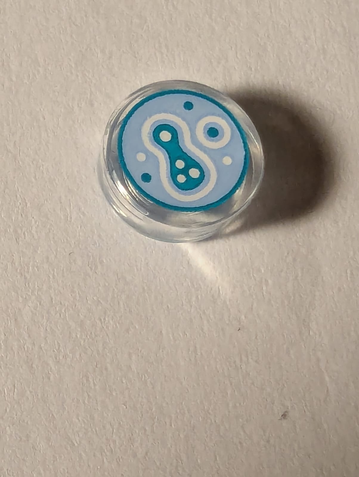 NEU Fliese, rund 1 x 1 mit hellblauem, dunkel-türkisfarbenem und weißem Zellkultur-Muster in Petrischale transparent weiß