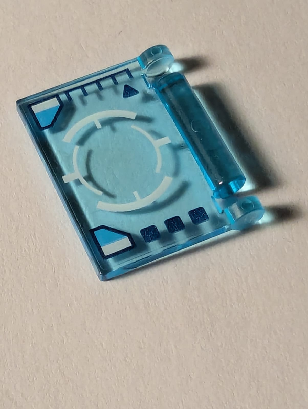 NEU Minifigur, Utensilien-Buchcover mit Raumschiff-Kontrollpanel, dunkelblaue Anzeigen, Quadrate und Dreieck sowie weißer Zielkreis im Head-Up-Display (HUD)-Muster