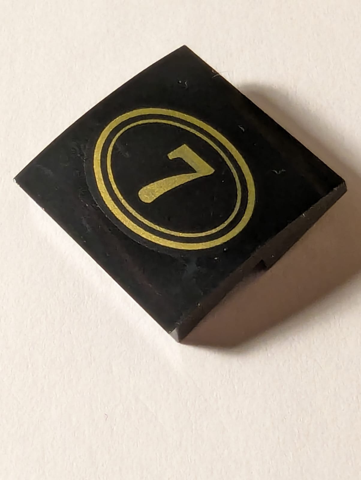 NEU Slope, Curved 2 x 2 x 2/3 with Gold Number 7 in Double Oval Border Pattern schwarz black