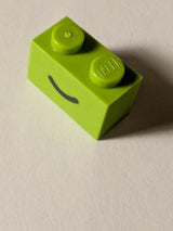 NEU Stein 1 x 2 mit schwarzem Lächelmuster in Form einer gebogenen Linie lindgrün