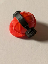 NEU Minifigur, Kopfteil Helm mit geformten schwarzen Ohrschützern / Kopfhörermuster rot