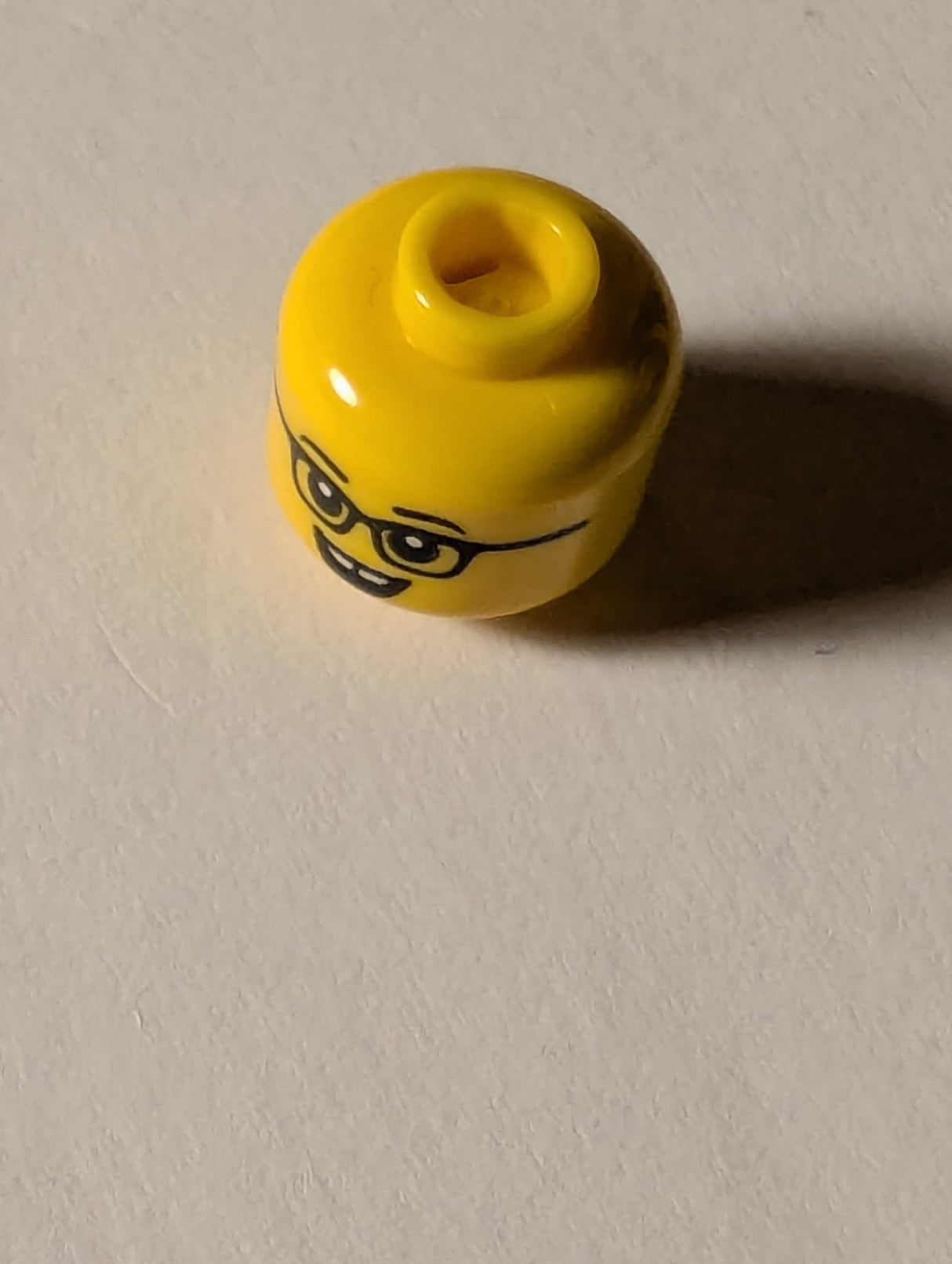 NEU Minifigur, Kopf mit doppelseitigen schwarzen Augenbrauen, Brille, offenem Lächeln mit Zahnlücke / wütendem Stirnrunzeln und Kinngrübchen-Muster gelb