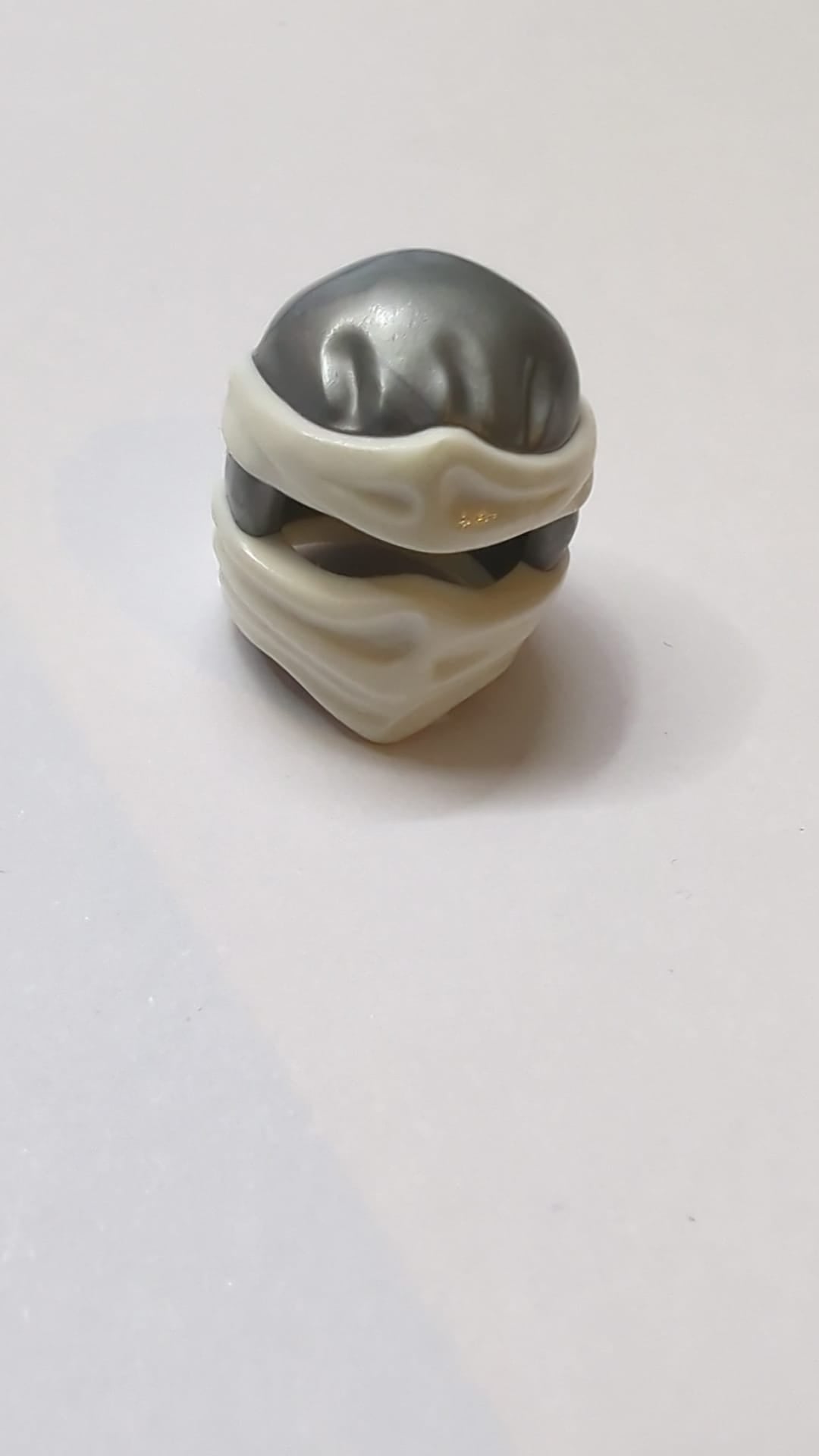 Minifigure, Headgear Ninjago Wrap Type 2 with Molded White Wraps and Knot Pattern Dunkles Pearlsilber