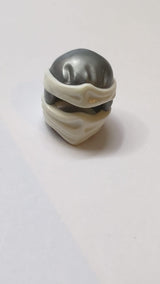 Minifigure, Headgear Ninjago Wrap Type 2 with Molded White Wraps and Knot Pattern Dunkles Pearlsilber