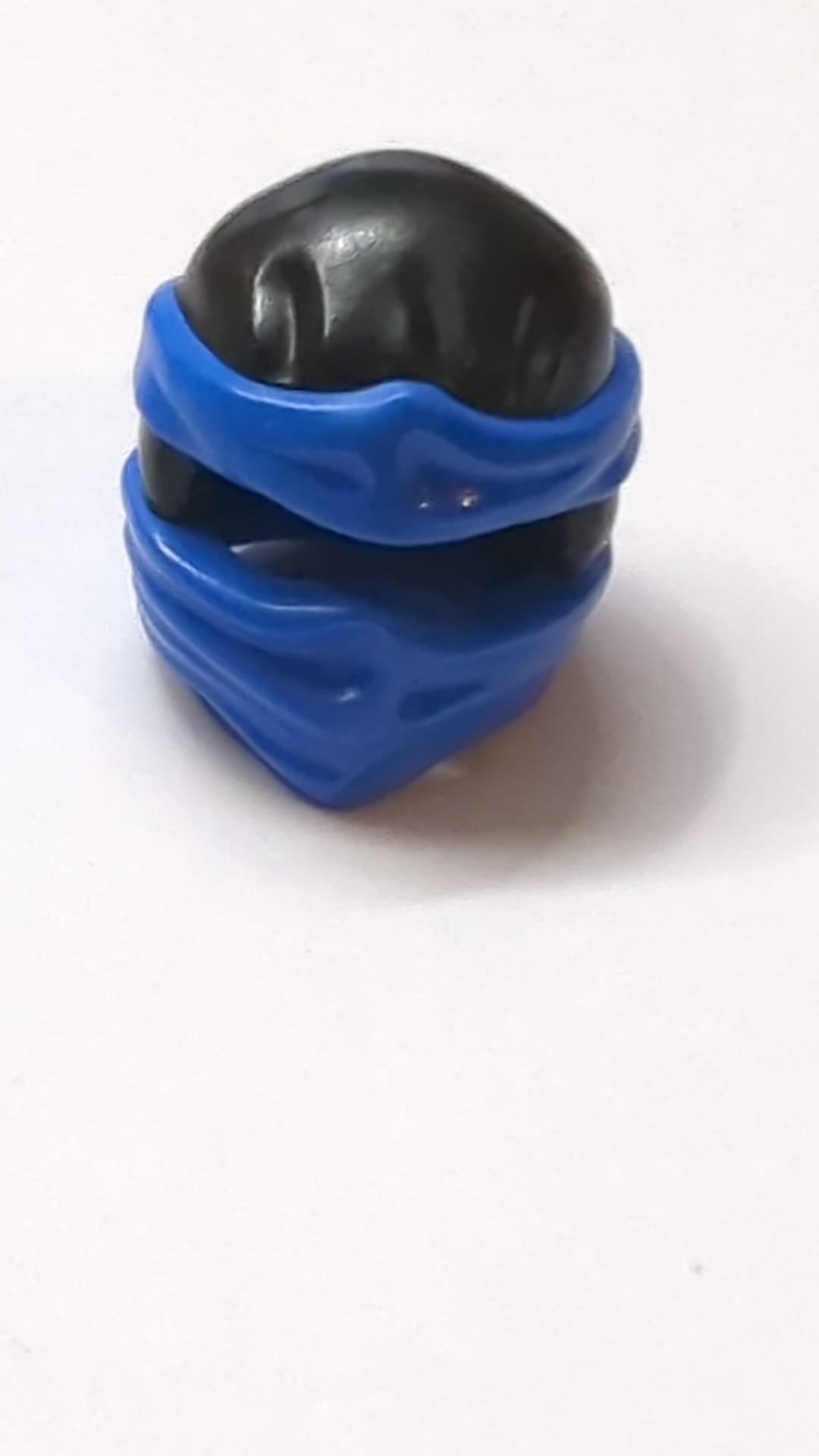 Minifigur, Ninjago-Kopfbedeckung Typ 2 mit geformten blauen Wickeln und Knotenmuster schwarz