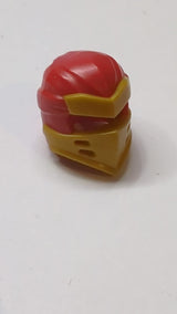 Minifigur, Ninjago-Kopfbedeckung Typ 7 mit 4 Schlitzen vorne und geformtem perlgoldenen Rüstungsmuster rot