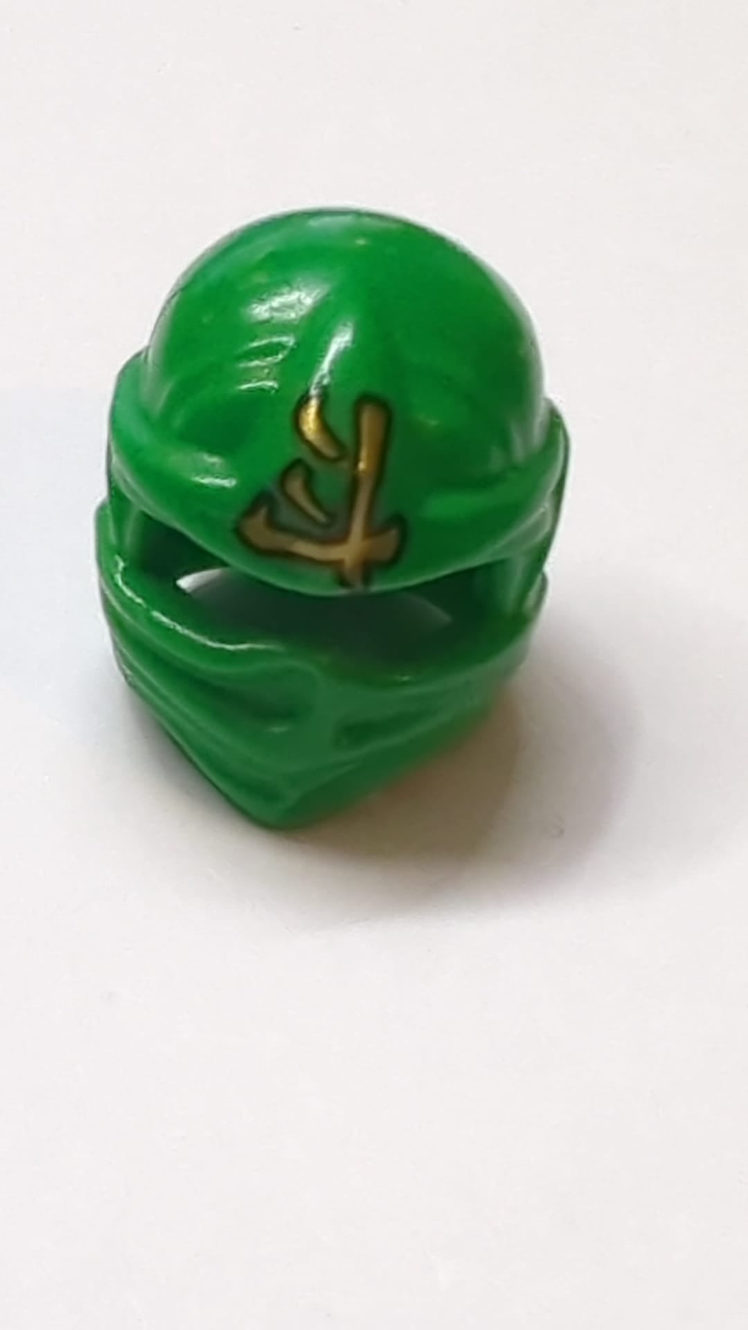 Minifigur, Ninjago-Kopfbedeckung Typ 1 mit goldenem Ninjago-Logogramm „Energie“-Muster grün
