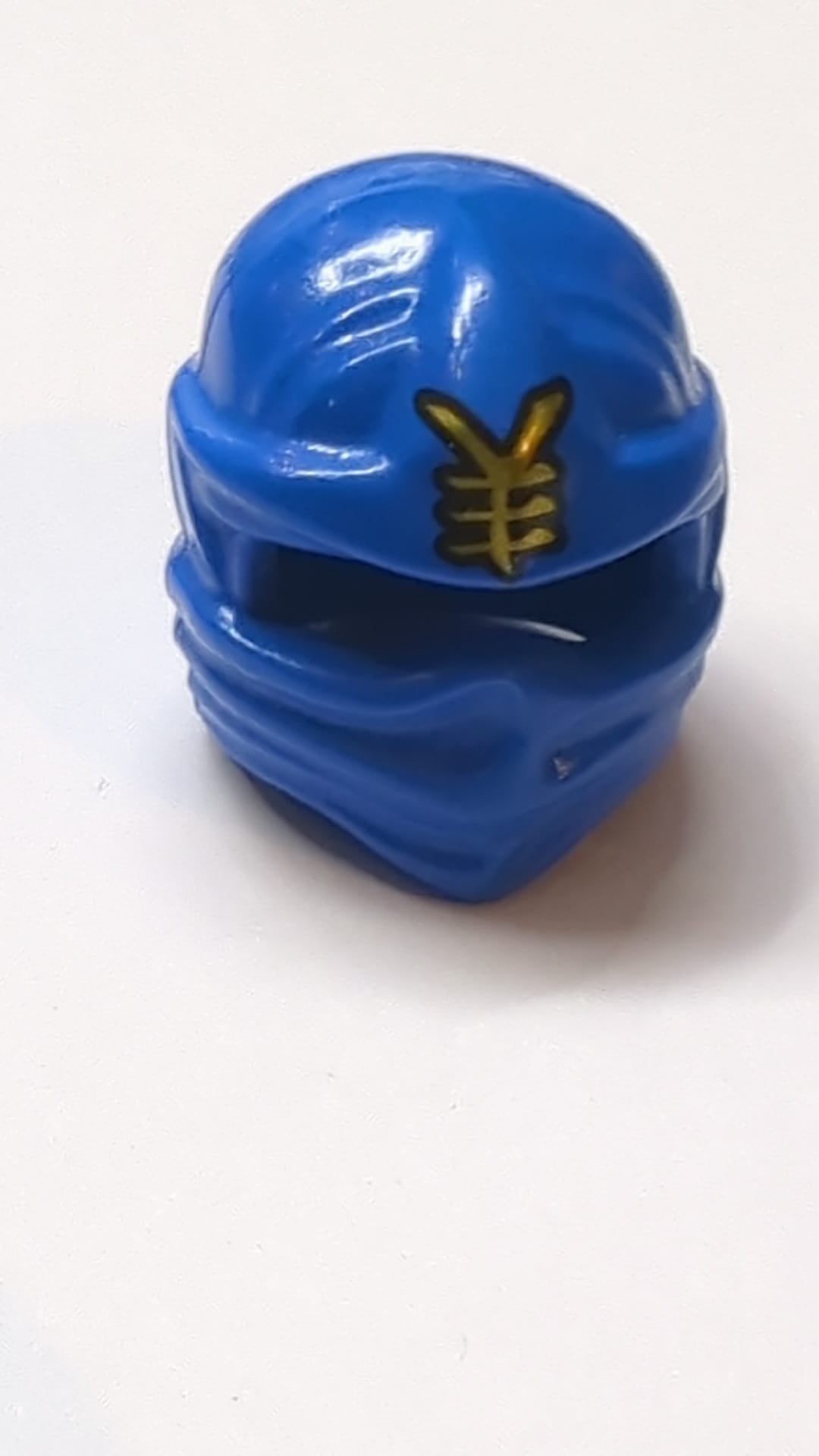 Minifigur, Ninjago-Kopfbedeckung Typ 1 mit goldenem Ninjago-Logogramm „Blitzmuster“ blau