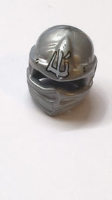 Minifigur, Ninjago-Kopfbedeckung Typ 1 mit weißem Ninjago-Logogramm „Eis“-Muster dunkles Pearlsilber