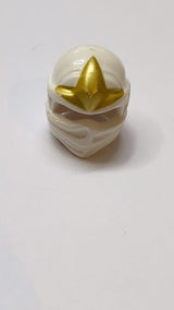 Minifigur, Ninjago-Kopfbedeckung Typ 1 mit goldenem 3-Punkt-Emblemmuster weiß
