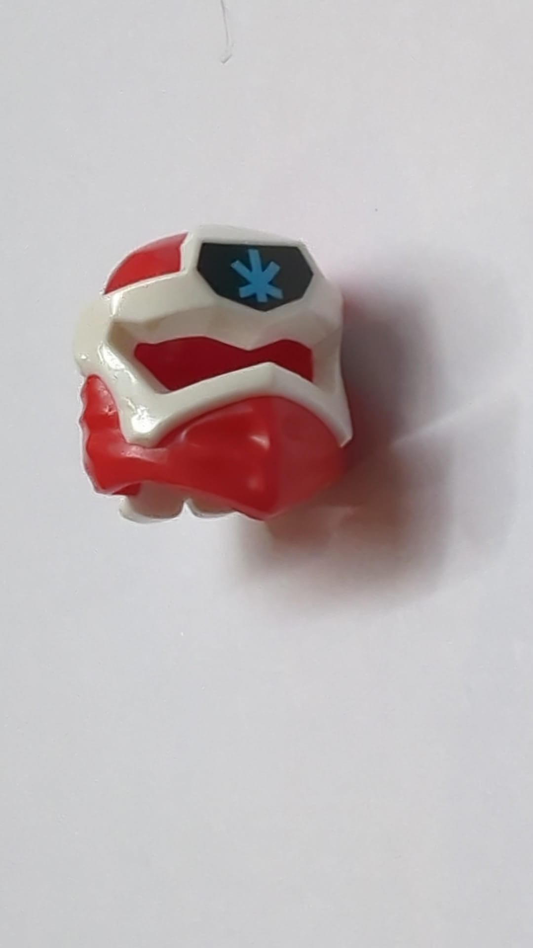 Minifigur, Ninjago-Kopfbedeckung Typ 6 mit geformter weißer Maske und aufgedrucktem mittelgroßen azurblauen Ninjago-Logo-Buchstaben K auf schwarzem Hintergrundmuster rot