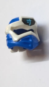 Minifigur, Ninjago-Kopfbedeckung Typ 6 mit geformter weißer Maske und aufgedrucktem mittelgroßen azurblauen Ninjago-Logo-Buchstaben J auf schwarzem Hintergrundmuster blau