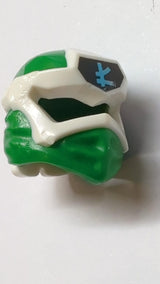 Minifigur, Ninjago-Kopfbedeckung Typ 6 mit geformter weißer Maske und aufgedrucktem mittelgroßen azurblauen Ninjago-Logo-Buchstaben L auf schwarzem Hintergrundmuster grün