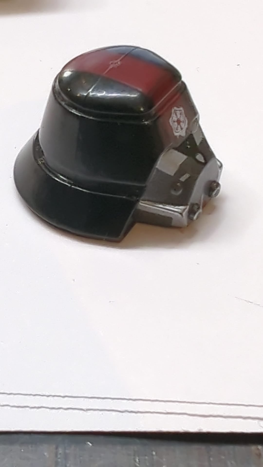 Minifigur, Kopfbedeckung: SW Sith Trooper-Helm mit breitem rotem Streifen, Atemmaske und imperialem Logo-Muster schwarz