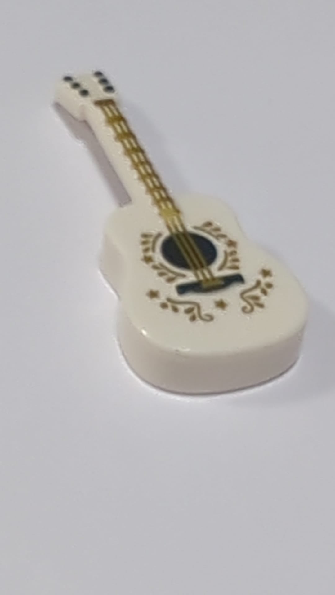 NEU Minifigure, Utensil Musical Instrument, Guitar Acoustic with Silver Strings and Black Tuning Knobs Pattern weiss white