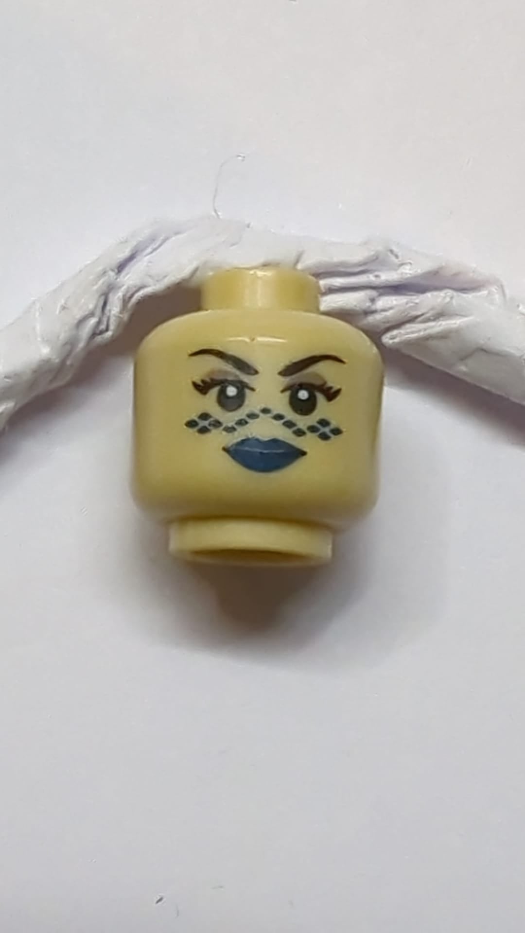 Minifigur, weiblicher Kopf, schwarze Augenbrauen, Wimpern, dunkelbrauner Lidschatten, dunkelblaue Lippen und Markierungen, Grinsen beige