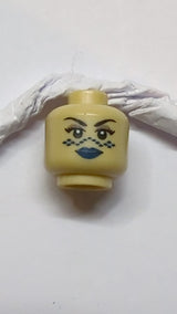 Minifigur, weiblicher Kopf, schwarze Augenbrauen, Wimpern, dunkelbrauner Lidschatten, dunkelblaue Lippen und Markierungen, Grinsen beige