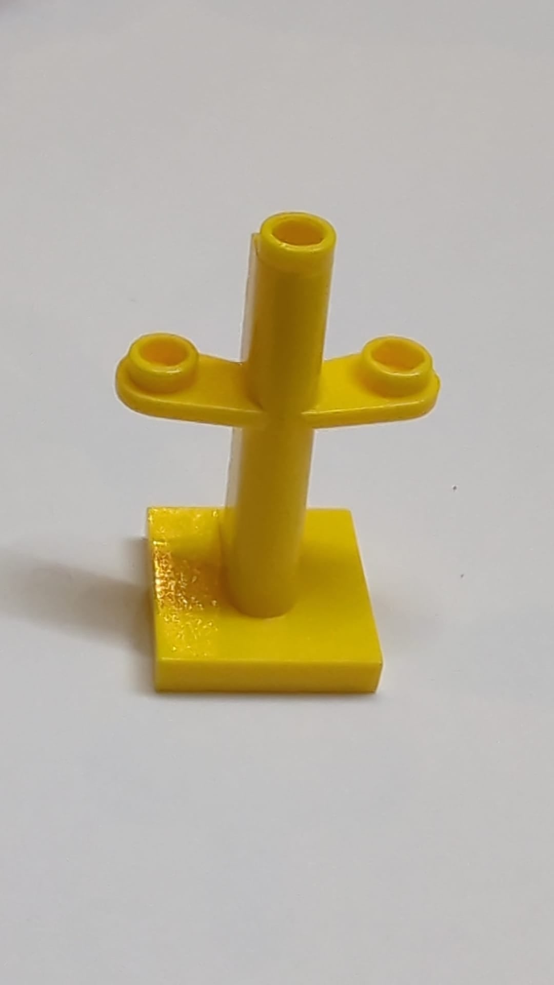 Boot, Mast 2x2x3 geneigt mit Noppen oben und an zwei Seiten gelb