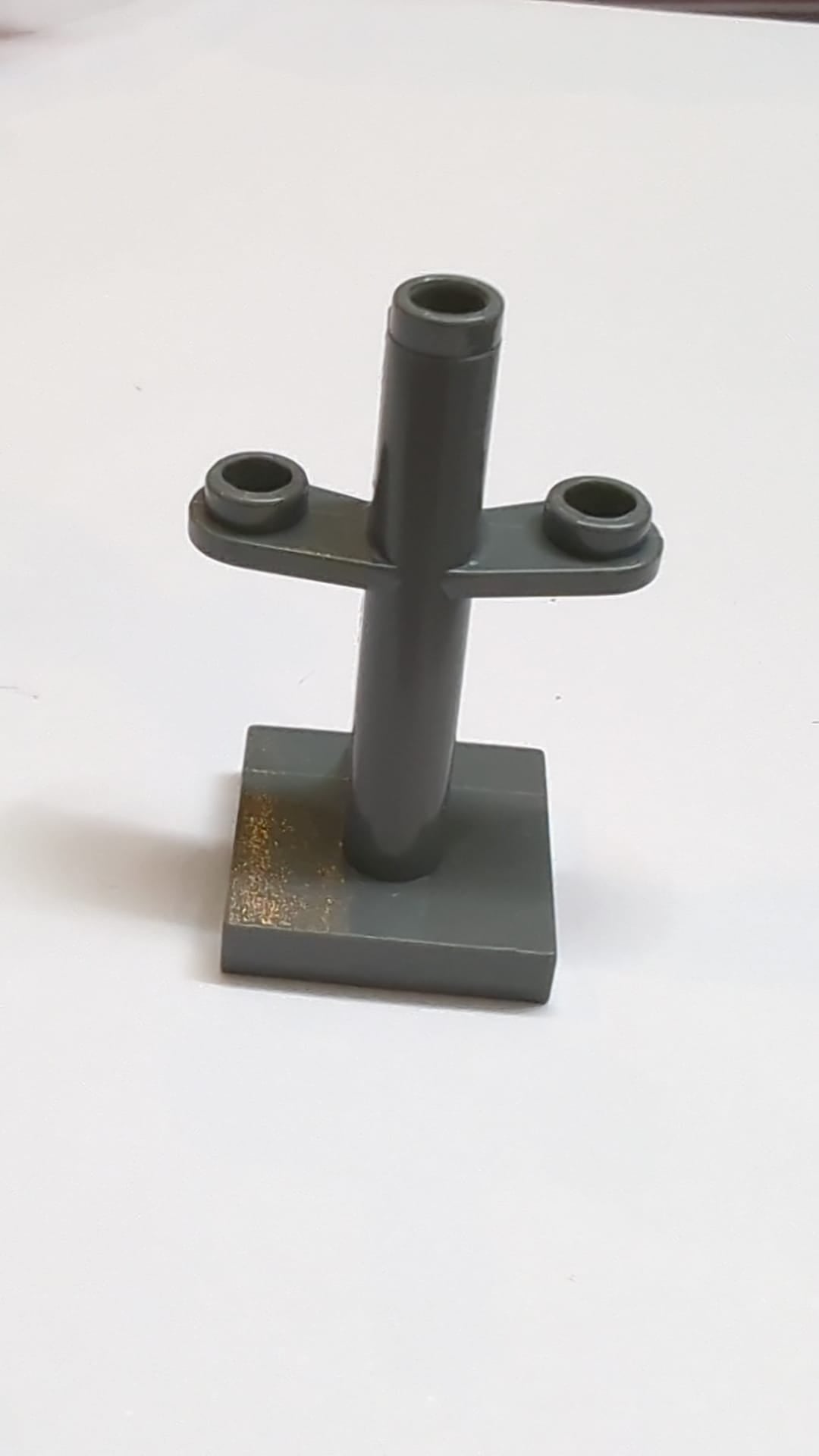 Boot, Mast 2x2x3 geneigt mit Noppen oben und an zwei Seiten neudunkelgrau