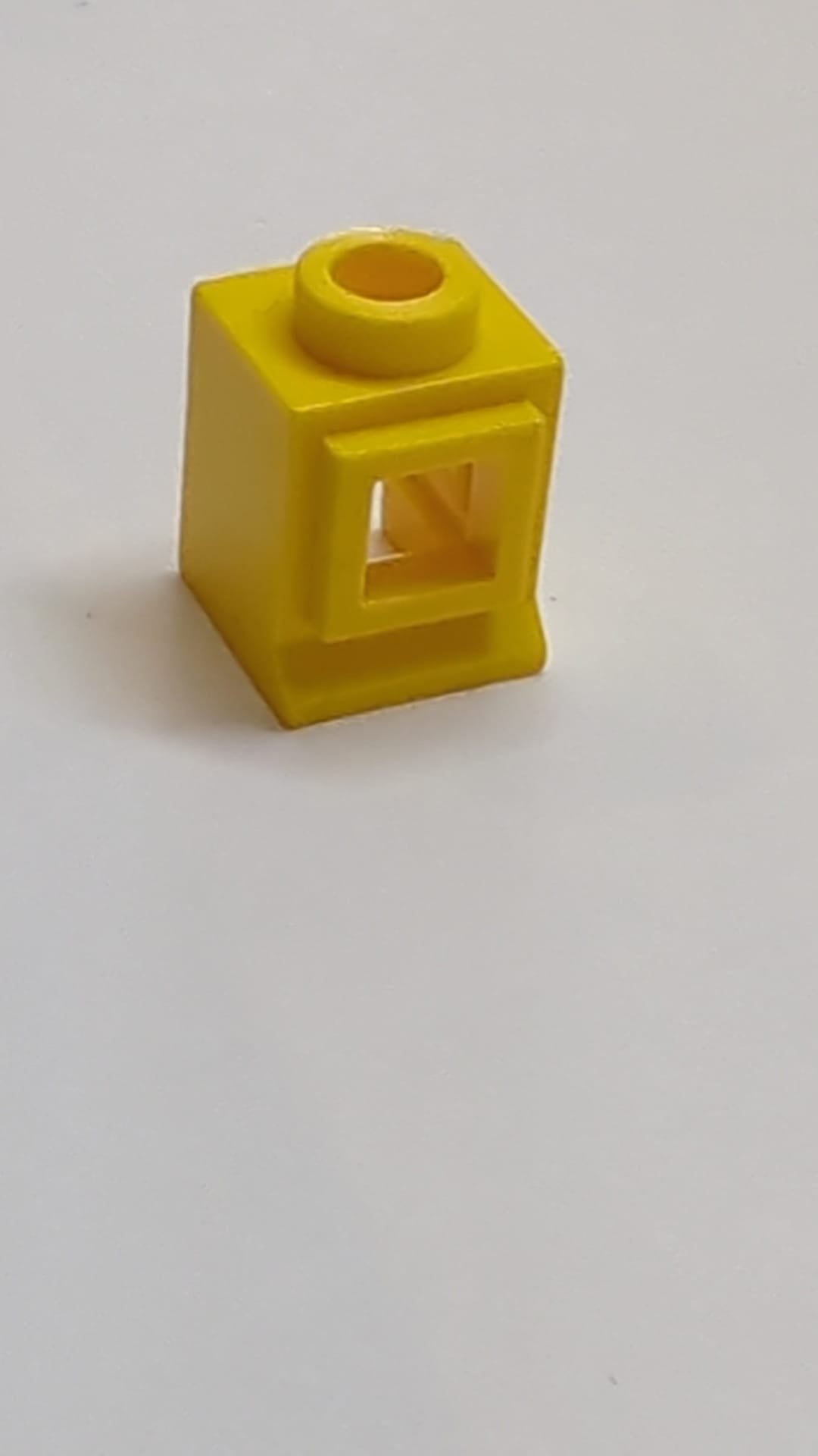 1x1x1 Fenster mit erweitertem Rahmen, ohne "Glas" gelb