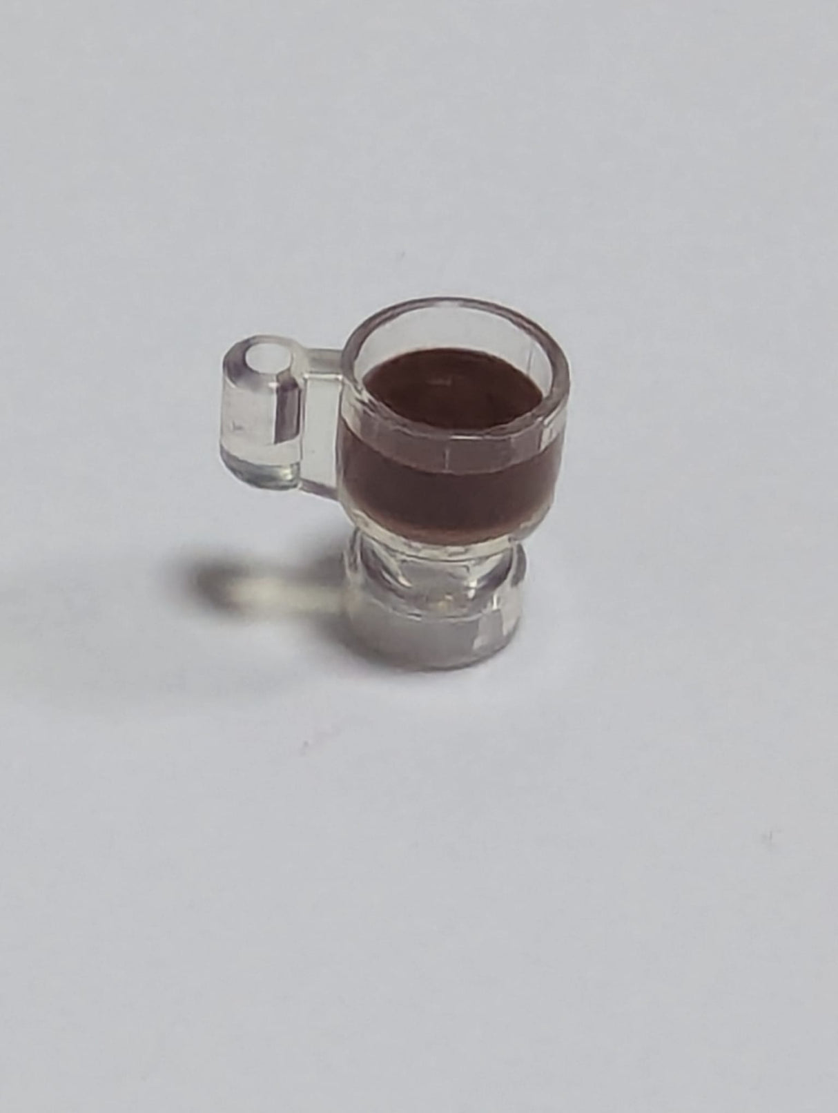 NEU Minifigur, Besteck, Bierkrug/Becher mit geprägtem, rotbraunem Getränkemuster transparent weiß