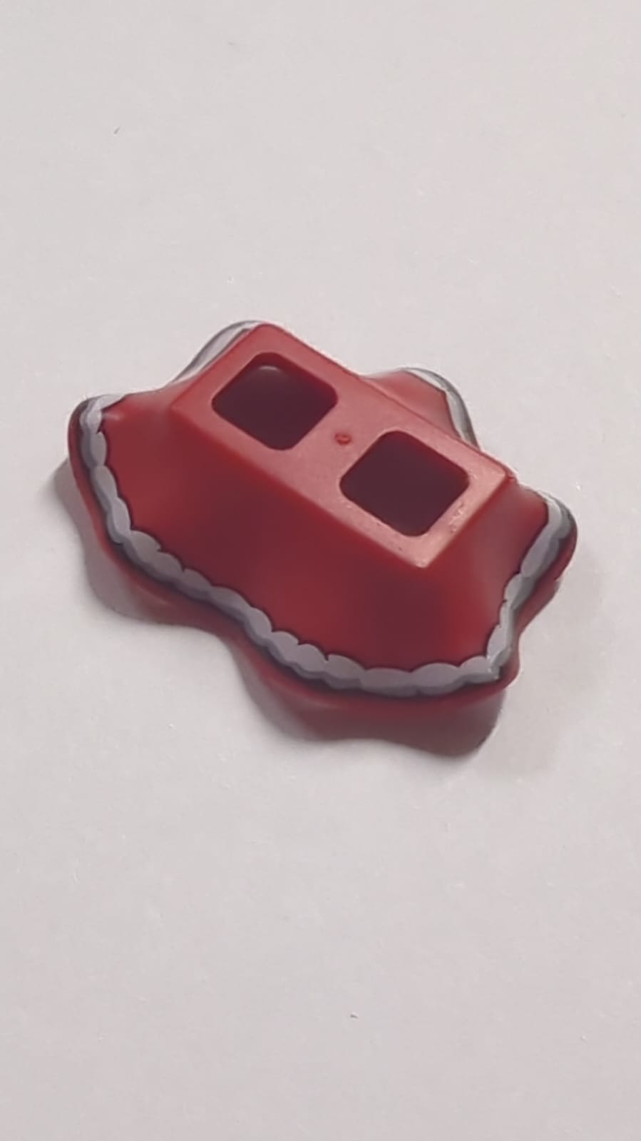 NEU Minifigurenrock aus Kunststoff mit weißem und hellblaugrauem Pelzbesatzmuster rot
