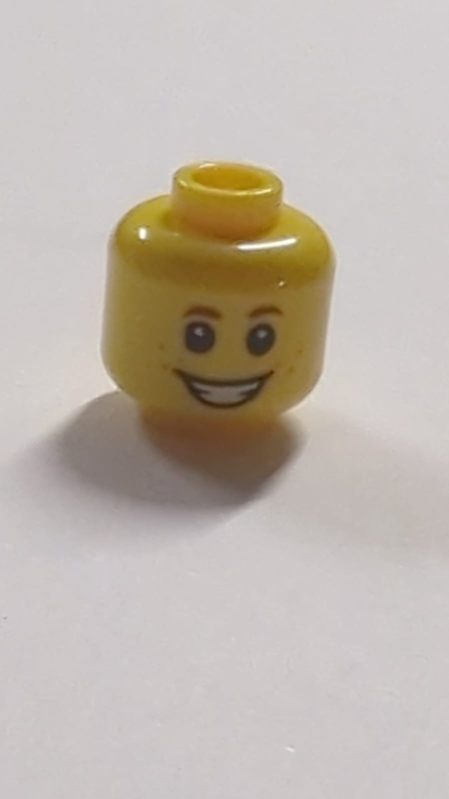 NEU Minifigur, Kopf beidseitig, Kind, kleine rötlich-braune Augenbrauen und Sommersprossen, offener Mund mit Lächeln und Zähnen / besorgtes Muster gelb