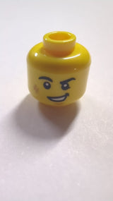 NEU Minifigur, Kopf mit schwarzen Augenbrauen, rechtwinklig, mittleres Nougat-Schrammenzeichen und Kinngrübchen, schiefes offenes Mundlächeln mit Zahnstruktur gelb