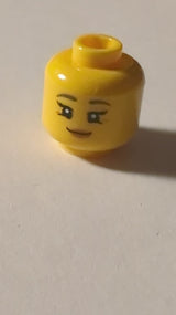 NEU Minifigur, Kopf doppelseitig weiblich, dunkel blaugraue Augenbrauen, schwarze Wimpern, mittlerer Nougat-Lippen, Grinsen / offenes Lächeln mit Zahn-Muster gelb