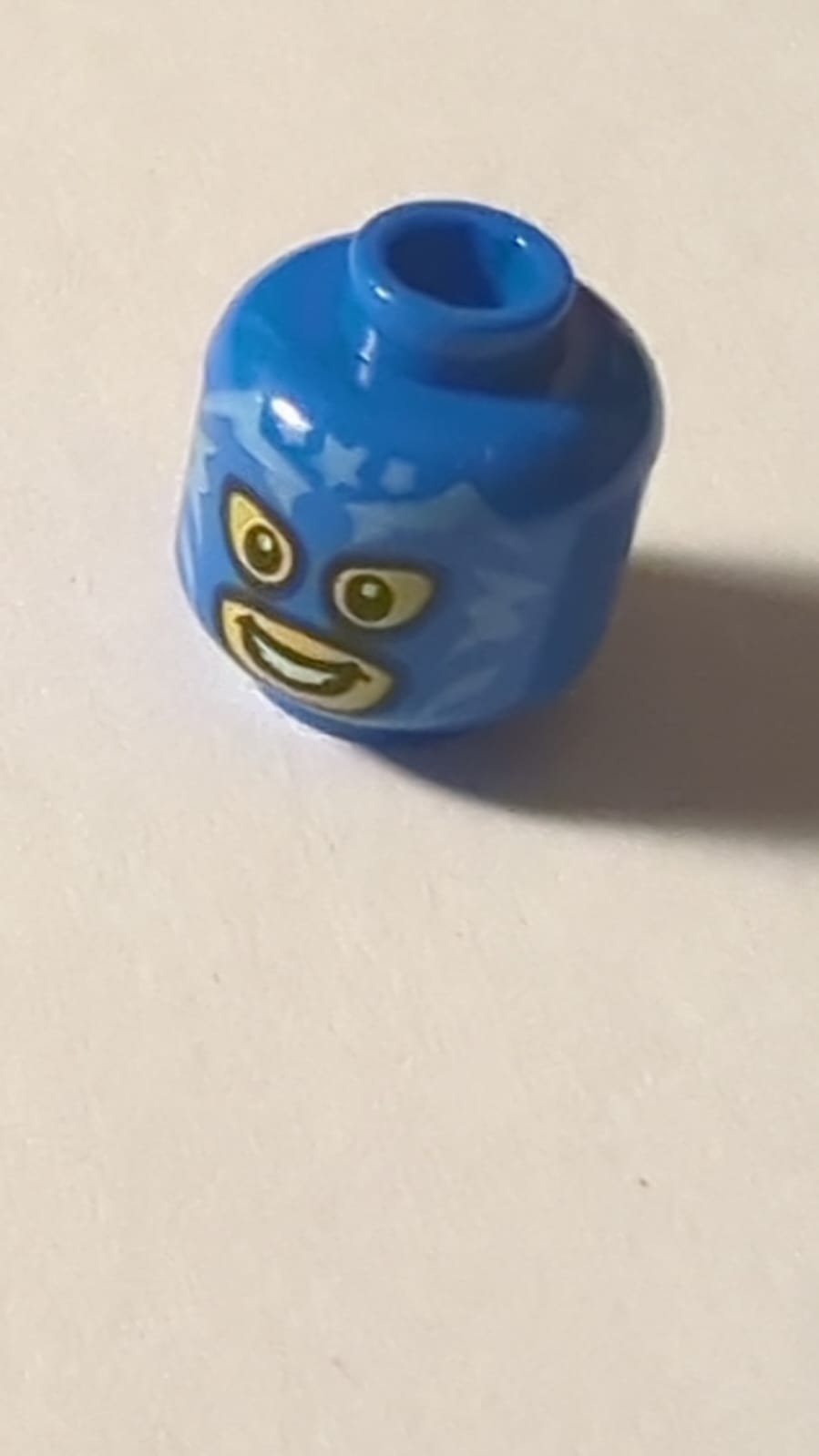 NEU Minifigur, Kopf-Balaclava mit Augen- und Mundlöchern, mittelblaue Blitz- und Sternmuster, gelbes Gesicht, offenes Mundlächeln mit Zähnen, Schnürmuster auf der Rückseite (BAM) blau