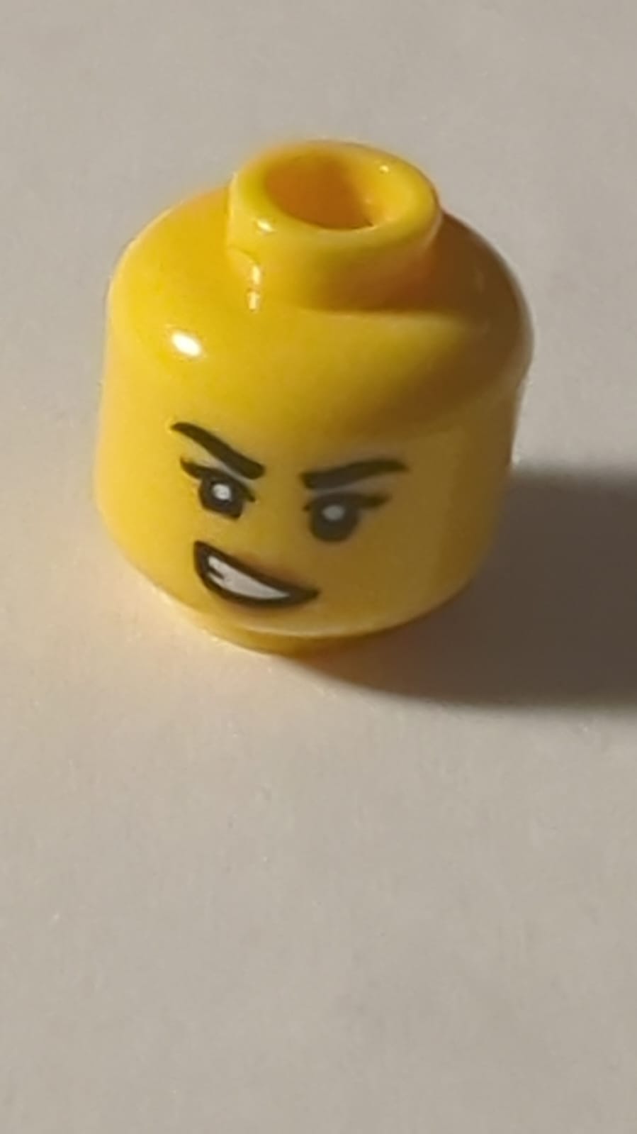 NEU Minifigur, Kopf doppelseitig, weiblich, schwarze Augenbrauen, Wimpern, mittlere Nougatlippen, schiefer offener Mundlächeln mit Zähnen / besorgtes Muster gelb