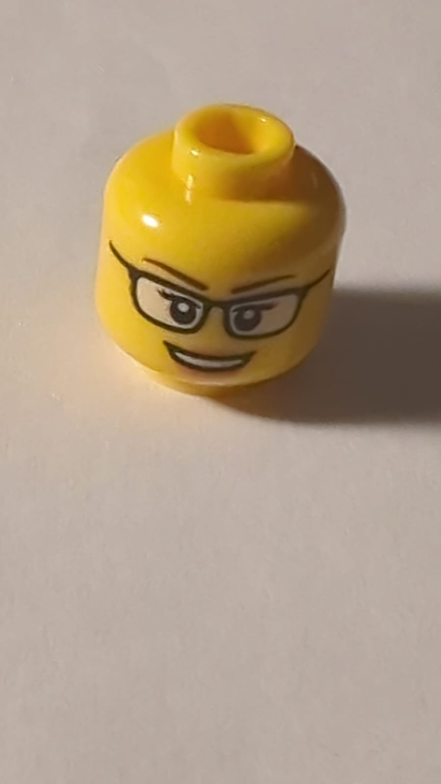 NEU Minifigur, Kopf weiblich, schwarze Brille mit weißen Gläsern, rötlich-braune Augenbrauen, Nougatfarbene Lippen und offenes Lächeln mit Zahnzeichnung gelb