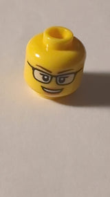 NEU Minifigur, Kopf weiblich, schwarze Brille mit weißen Gläsern, rötlich-braune Augenbrauen, Nougatfarbene Lippen und offenes Lächeln mit Zahnzeichnung gelb
