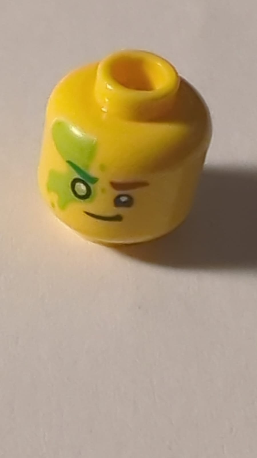 NEU Minifigur, Kopf doppelseitig Rötlich-braune Augenbraue links, grüne Augenbraue rechts, Limettenauge und Schleim, schiefes / seitliches offenes Mundlächeln mit sichtbaren Zähnen gelb