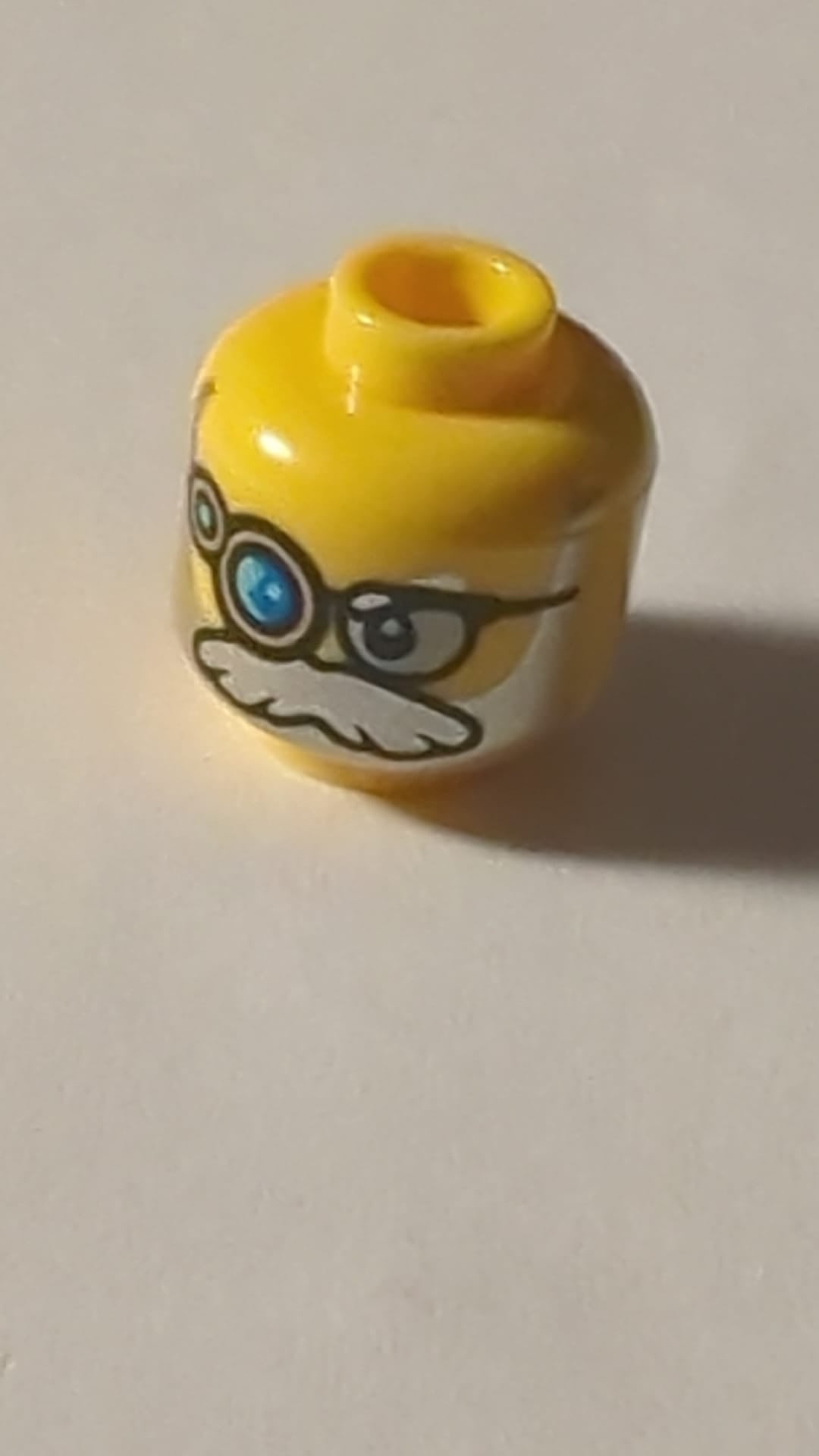 NEU Minifigur, Kopf mit schwarzen Brillen, goldenes Monokel mit blauer und mittelazurblauer Linse, klare linke Linse, silbernes Bart- und Schnurrbartmuster gelb