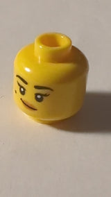 NEU Minifigur, Kopf doppelseitig, weiblich, schwarze Augenbrauen und Schönheitsfleck, mittlerer Nougat-Lippen, schiefes Grinsen / überraschter offener Mund mit oberem Zahnmuster gelb