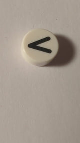 NEU Fliese, Runde 1 x 1 mit schwarzem geschlossenen Auge / Buchstabe V / Kleiner-als-Zeichen / Größer-als-Zeichen (dünne Linie) Muster weiß