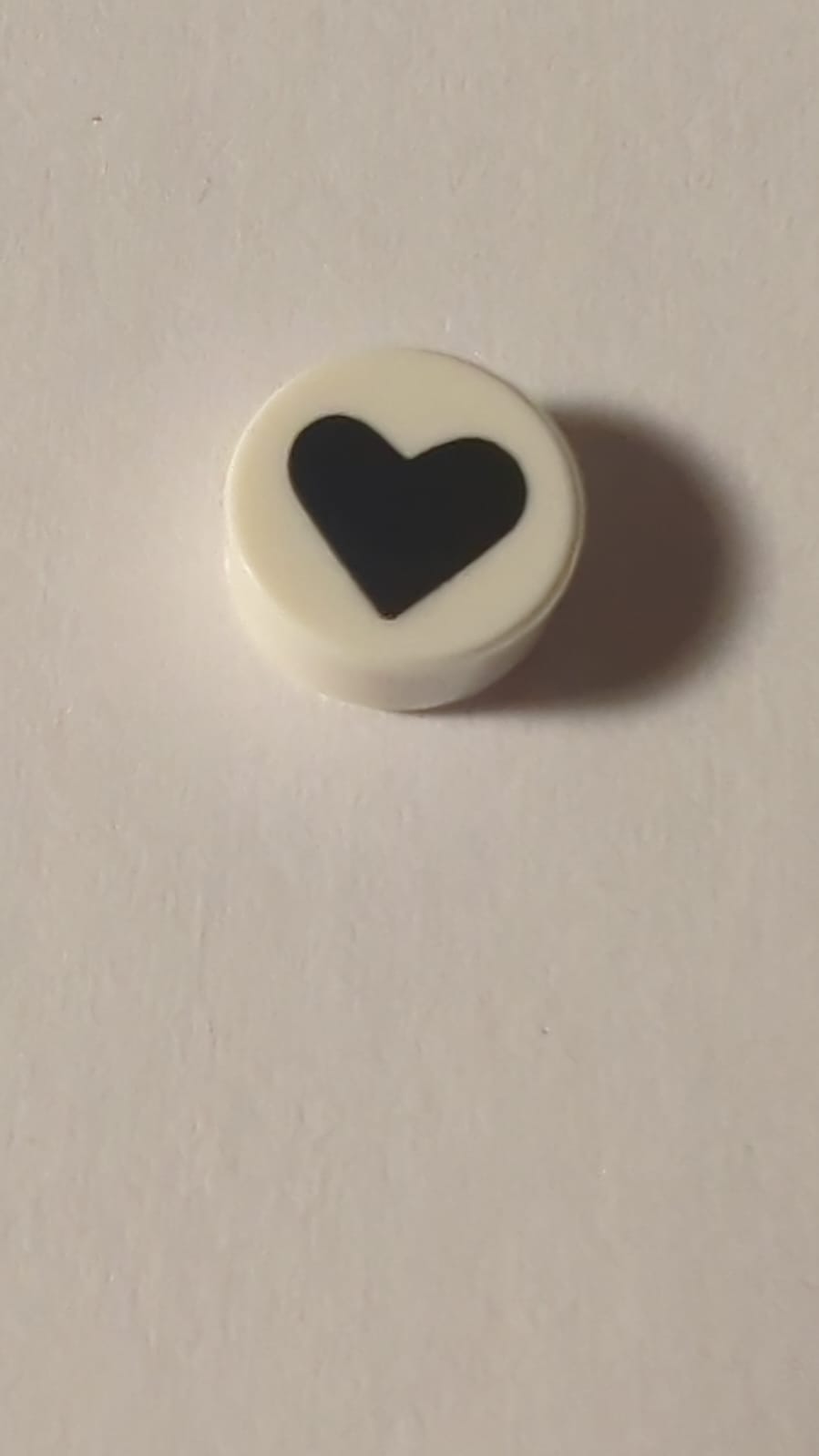 NEU Fliese, rund 1 x 1 mit schwarzem Herzmuster weiß