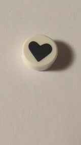 NEU Fliese, rund 1 x 1 mit schwarzem Herzmuster weiß