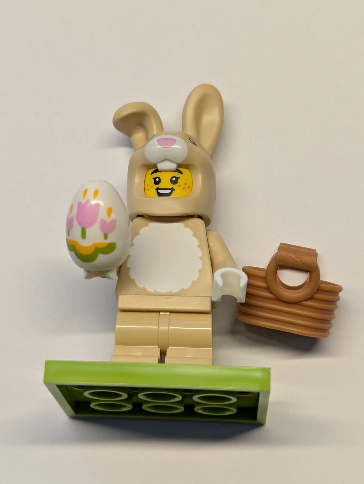 NEU Minifigur im Hasen Kostüm mit Stand und Zubehör, Series 28 col28-10 (col470)