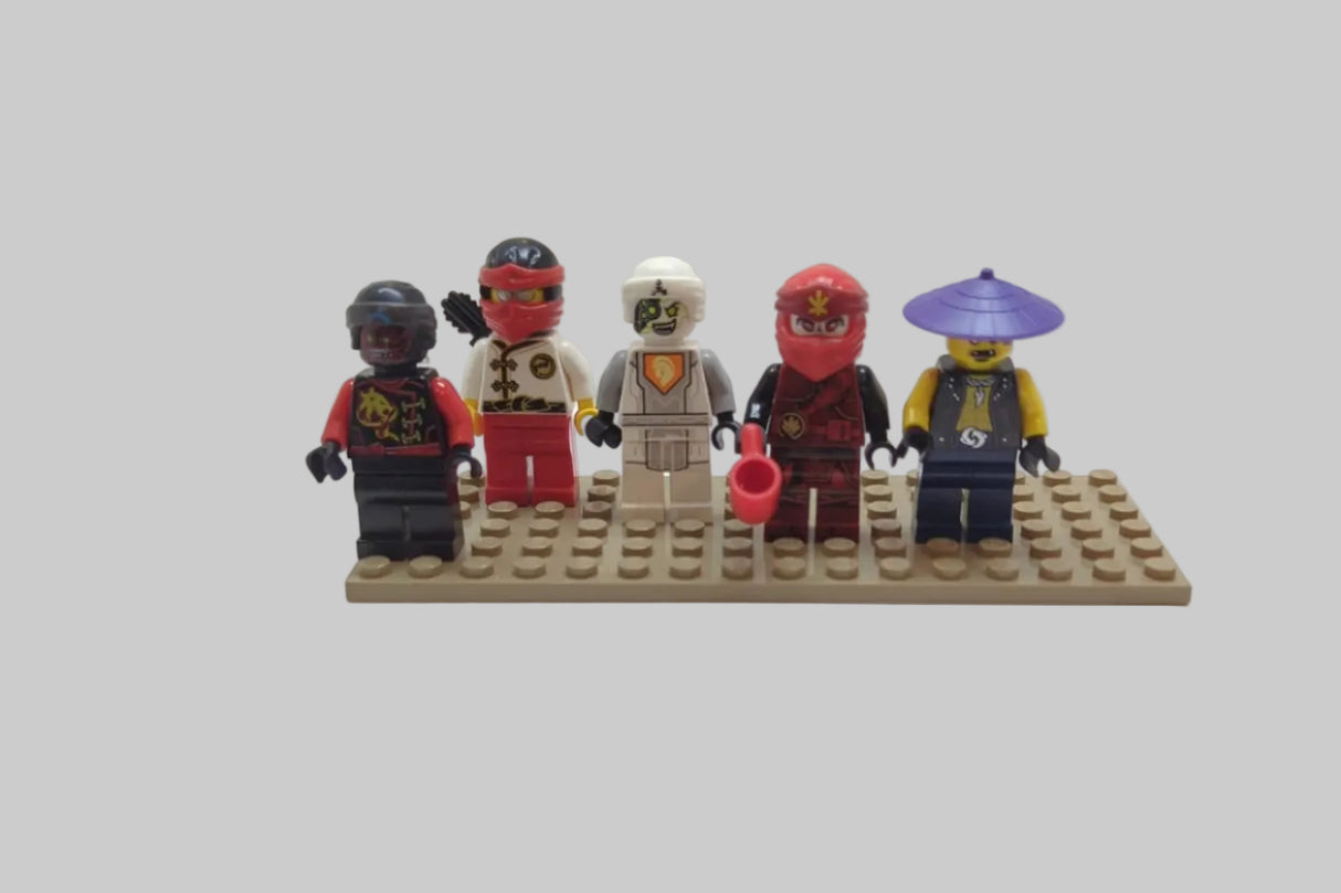 Bunte Tüte mit diesen 5 Minifiguren aus dem Bereich Ninjago njo10